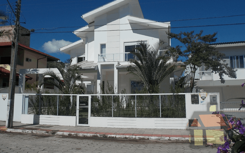 Venda de casas na Praia de Jurerê Tradicional em Florianópolis, SC. COD1228