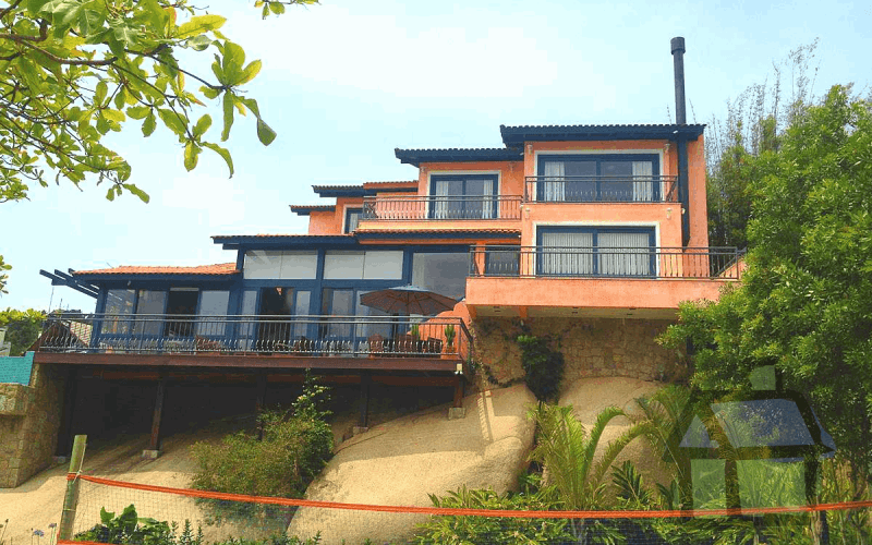 Vendo casas de alto padrão na Praia de Cacupé em FRENTE AO MAR ( pé-na-água )