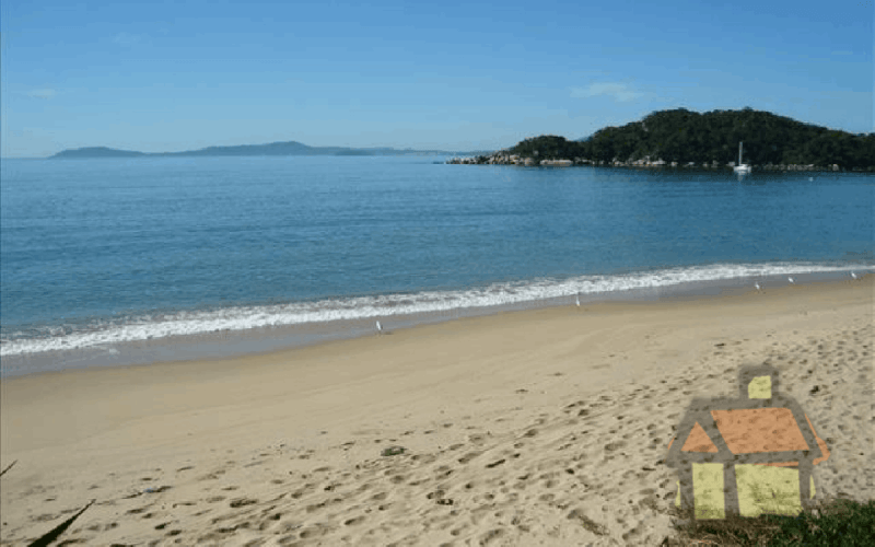 Praia em frente ao terreno 