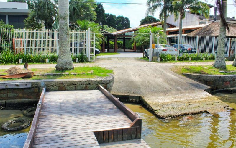 Casa com trapiche para jet sky e lancha para venda