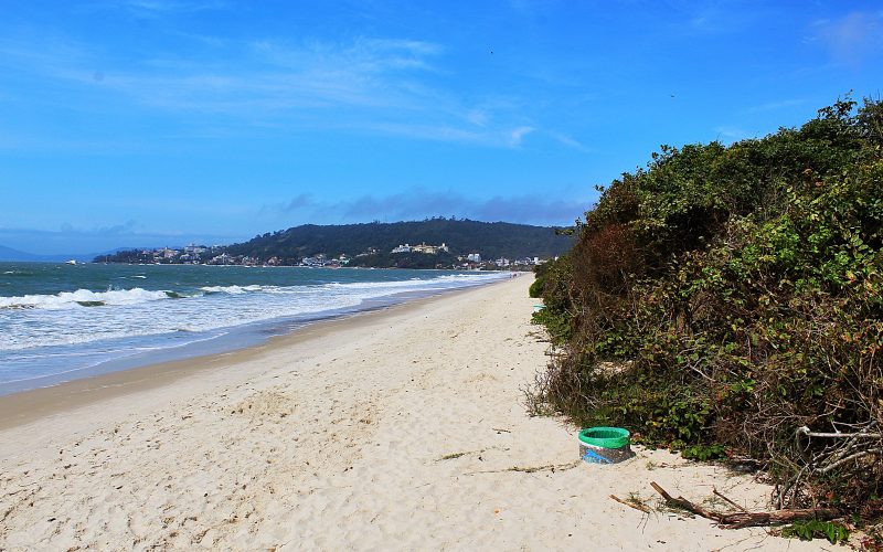 Terrenos em frente ao mar