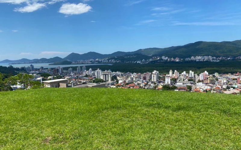 Vendo lote em condominio fechado de alto padrao na trindade
